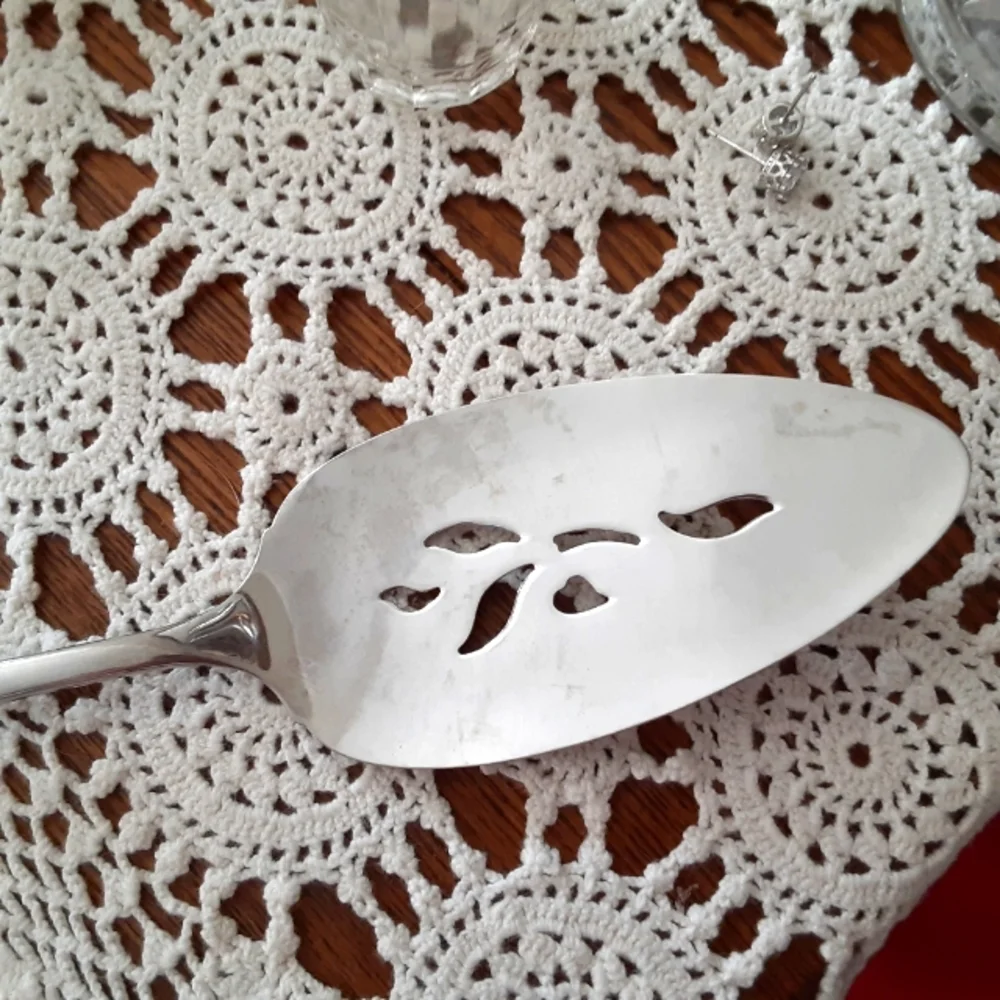 Oneida 1980s My Rose Pierced Pie Server